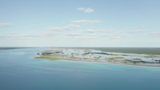 Vista panorâmica lenta dos pântanos em Aqua Blue Caribbean Water - 4k Aerial Shot — Vídeo de Stock