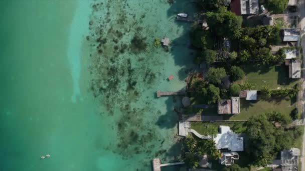 Wznoszenie się z Dock Houses w Aqua Blue Water Lake Bacalar w Meksyku — Wideo stockowe