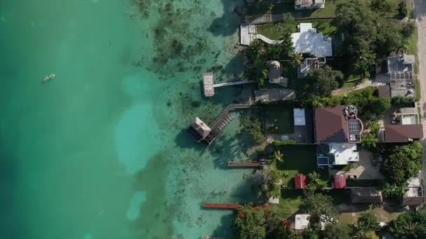 4k Veduta aerea delle Case Docks nel lago di acqua di cristallo - Vicino al Belize — Video Stock