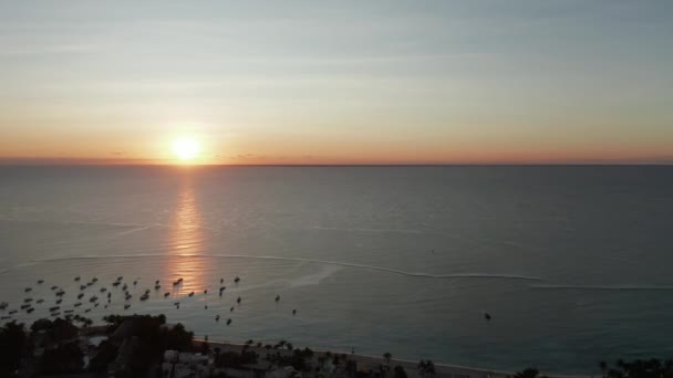 Voar para o Mar do Caribe e tirar o fôlego Sunrise-4k Filmagem aérea — Vídeo de Stock