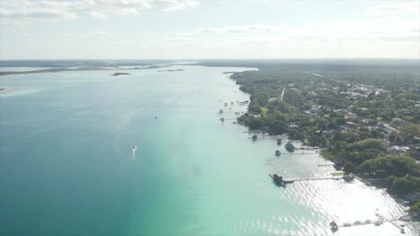 4k Aerial - Γραφική θέα της Aqua Blue Water Lake με ένα μικρό σκάφος που κινείται — Αρχείο Βίντεο