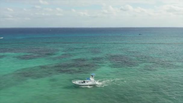 4k antenn Skott Efter en båt i Crystal Clear Caribbean Water nära Cancun — Stockvideo