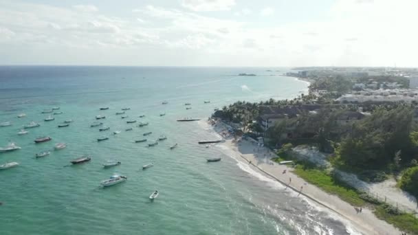 Hög utsikt över Turkos vatten strand med små båtar Fokuseras på en Dock Resort — Stockvideo