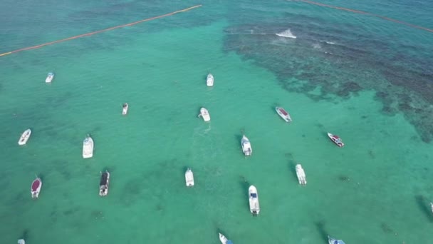 Volare sopra l'acqua caraibica turchese con barche parcheggiate e in movimento - 4k Aerial — Video Stock