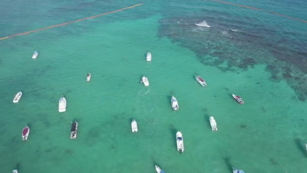 Repülés Türkiz felett Karib-tenger víz csónakokkal parkoló és mozgó - 4k Aerial — Stock videók