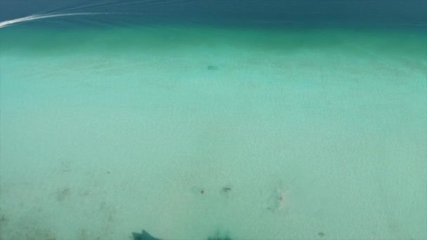 Scenisk utsikt från Docks ser upp till Intense Blue Water Lake i Bacalar — Stockvideo