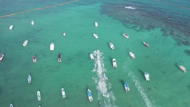 4k antenn Shot-Tracking en Jetski i en båt varvet i Karibien blått vatten — Stockvideo