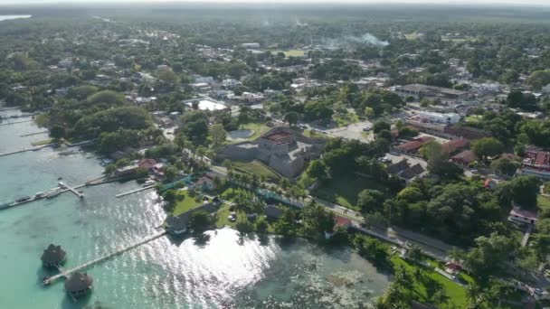 Montionslös utsikt över historiska spanska fortet på kusten av den lilla staden nära Belize — Stockvideo