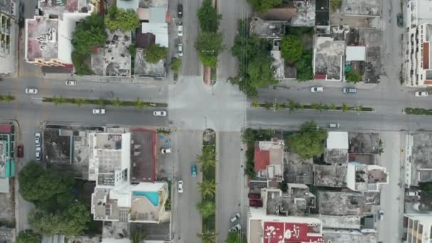 4k空中垂直视图跟随加勒比海小城的一条交通繁忙的街道 — 图库视频影像