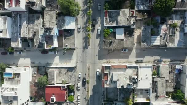 Vista aérea 4k de una calle con dos coches que se separan en Playa del Carmen — Vídeos de Stock