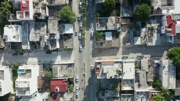 Vista aérea de la parte superior de 4k de una calle mientras que los coches blancos que se mueven en la ciudad pequeña cerca de Cancún — Vídeos de Stock