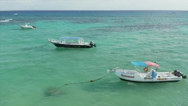 4k antenn fortfarande syn på båtar och flygande fåglar i Karibien vatten - Nära Cancun — Stockvideo