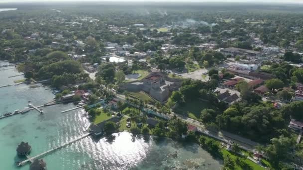 4k drönare Video Hög sikt närmar sig spanska fortet i en liten stad nära Belize — Stockvideo