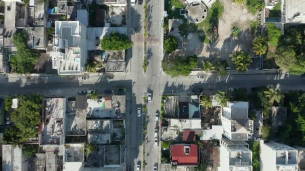 Vista aérea vertical 4k seguindo uma rua com tráfego na pequena cidade caribenha — Vídeo de Stock