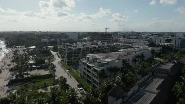 Circling Beach Front Resort durante Incredibile giorno luminoso in città vicino a Cancun — Video Stock