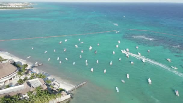 Полет над аква-голубой водой с лодками и водными мотоциклами в яркий день — стоковое видео