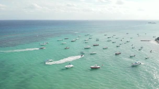 Volare sopra l'acqua blu acqua con barche e Jetski Muoversi in un giorno luminoso — Video Stock