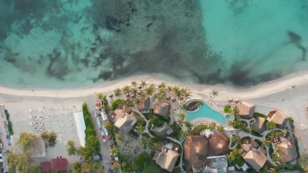 Vindo para baixo vista sobre um Beach Front Resort em Playa del Carmen com água ondulada — Vídeo de Stock