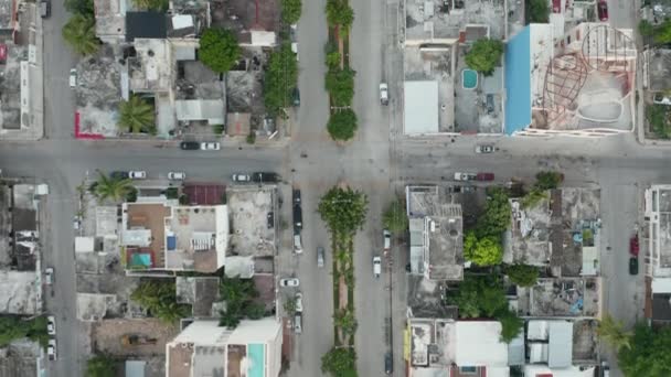 4k antenn Vertikal vy Följer Median Strip i beach town nära Cancun — Stockvideo