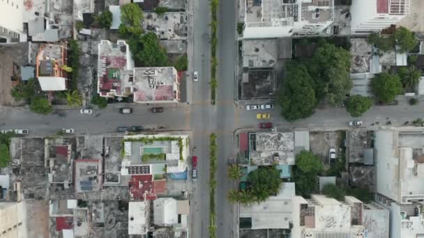 Ainda disparou carro amarelo que vai através e estrada de rastreamento com Traffic- Perto de Cancún — Vídeo de Stock