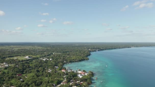 Vista panorámica aérea 4k de la costa en el lago cristalino cerca de Belice — Vídeo de stock