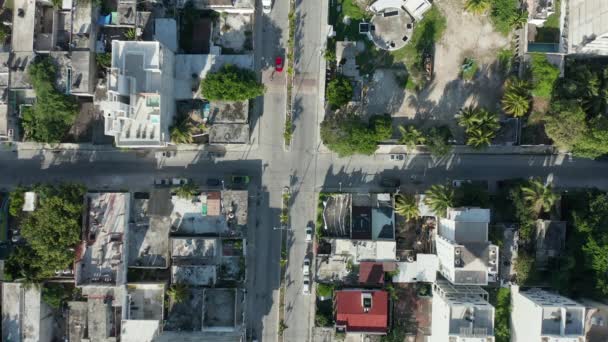 4k İnsansız Hava Aracı Hala Görünüyor ve Sonra Cancun Yakınındaki Araclarla Yolu Takip Ediyor — Stok video