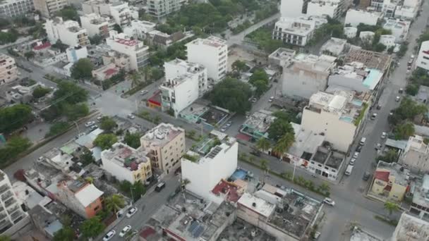 Gündoğumunda Cancun yakınlarındaki küçük bir sahil kasabasında 4k Hava Gözlem Taşıma Trafiği — Stok video