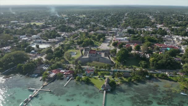 Krążenie wokół historycznego hiszpańskiego fortu nad jeziorem Little Town w pobliżu Belize — Wideo stockowe