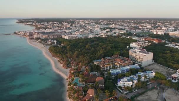 Кругом пляжный курорт с прекрасным видом на восход солнца в карибском городке — стоковое видео