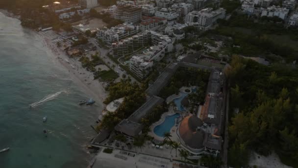 Пятизвездочный курорт Dark & 4k Aerial Caribbean рухнул на бассейн на закате — стоковое видео