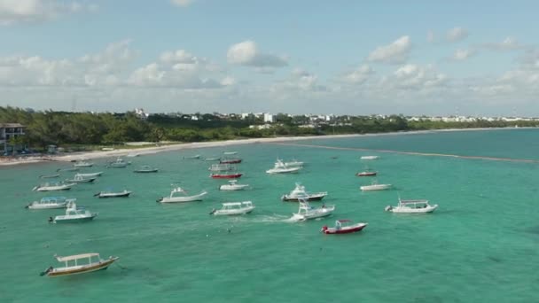 Repülés az Aqua Blue Water Boat Yard, míg egy hajó mozog a Sunrise-4k Aerial — Stock videók