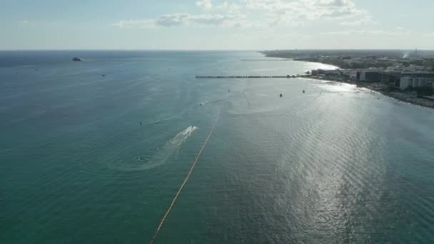4k Vista aérea Rastreo Jetskis en aguas cristalinas frente a la costa de Cancún — Vídeo de stock