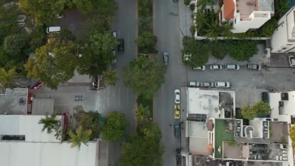 4k空中景观跟随一辆灰色汽车在墨西哥海滨小镇的街道上 — 图库视频影像