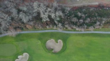 4k Hava Görüntüsü Yeşil Kahverengi Ağaçların yanındaki Golf Sahasının Sınırı boyunca