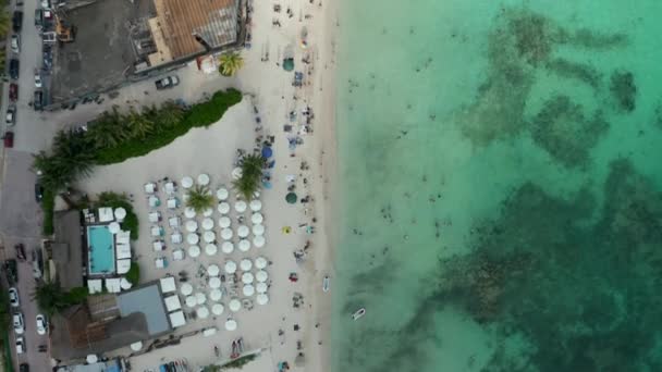 Blick entlang eines Resortstrands mit sanften Wellen des karibischen Meeres auf der rechten Seite — Stockvideo