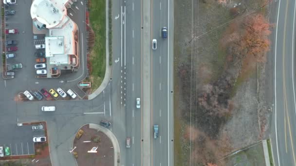4k Aerial Shot Leereszkedő autópályán Ashland Oregon, míg a járművek meghajtó — Stock videók