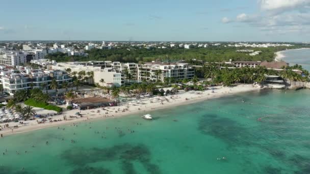 Circling Crystal Clear Beach Sorrounded by Palm Trees in a Resort W pobliżu Cancun — Wideo stockowe