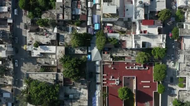 4k antenn Vertikal vy över en tältmarknad i lilla karibiska stan nära Cancun — Stockvideo
