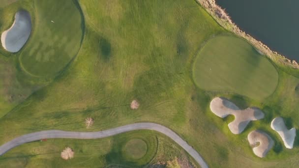 Vista aérea de 4k sobre un campo de golf con césped verde y estanques en Ashland Oregon — Vídeos de Stock