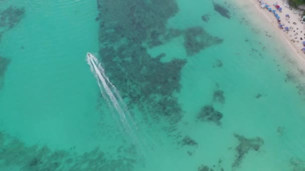 4k Strzał z powietrza Śledzenie Jet Ski przyspieszenie na Aqua Blue Beach w Caribbean Town — Wideo stockowe