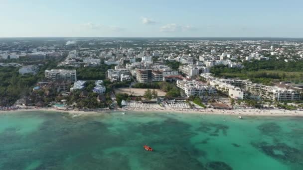 4k vista aérea indo para os lados ao longo Aqua Blue Water Beach no Resort perto de Cancún — Vídeo de Stock