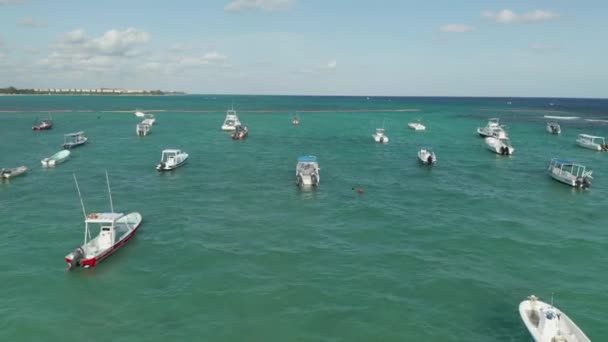 Flyg över parkerade båtar slutar i spektakulär utsikt över Turkos Karibiska havet — Stockvideo