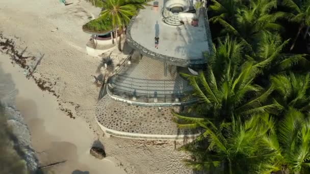 4k空降男子在一间被遗弃泳滩餐厅的天台喝咖啡 — 图库视频影像