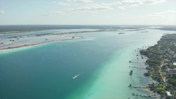 4k antenne verbazingwekkend overzicht van boten bewegen in het meer van zeven kleuren - Bacalar — Stockvideo