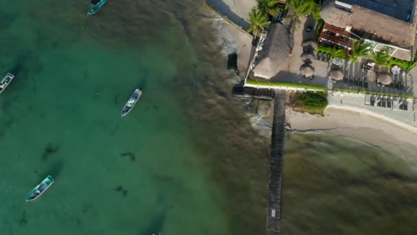 4k Aerial Shot Viniendo de Aqua Blue Caribbean Sea a un hombre de pie en la azotea — Vídeo de stock
