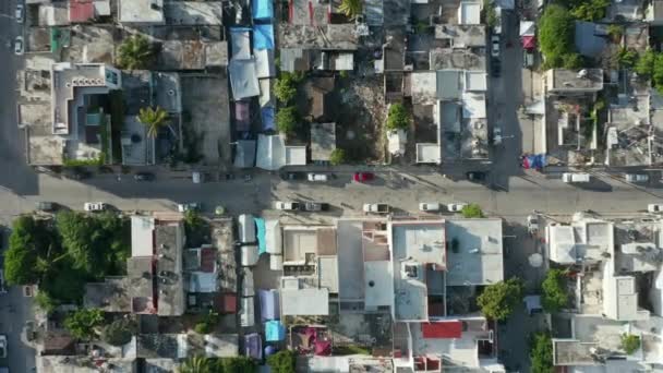 4k aérea vertical ascendente por encima de un vertedero en la calle en la pequeña ciudad caribeña — Vídeos de Stock