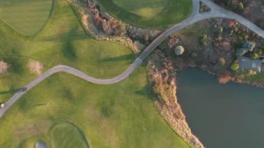 Yeşil Çimenli Golf sahasında 4K Hava Çekimi