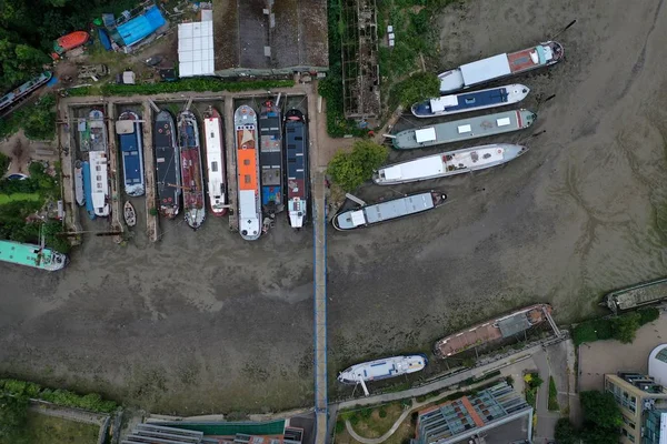 Vista vertical de varios barcos estacionados en el suelo en Londres — Foto de Stock