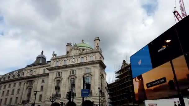 Motion Timelapse of Iconic Corner in Piccadilly Circus Londyn z samochodami w ruchu — Wideo stockowe