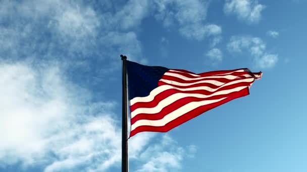 Pevné záběr americké vlajky třepetání ve větru s modrým nebem jako pozadí — Stock video
